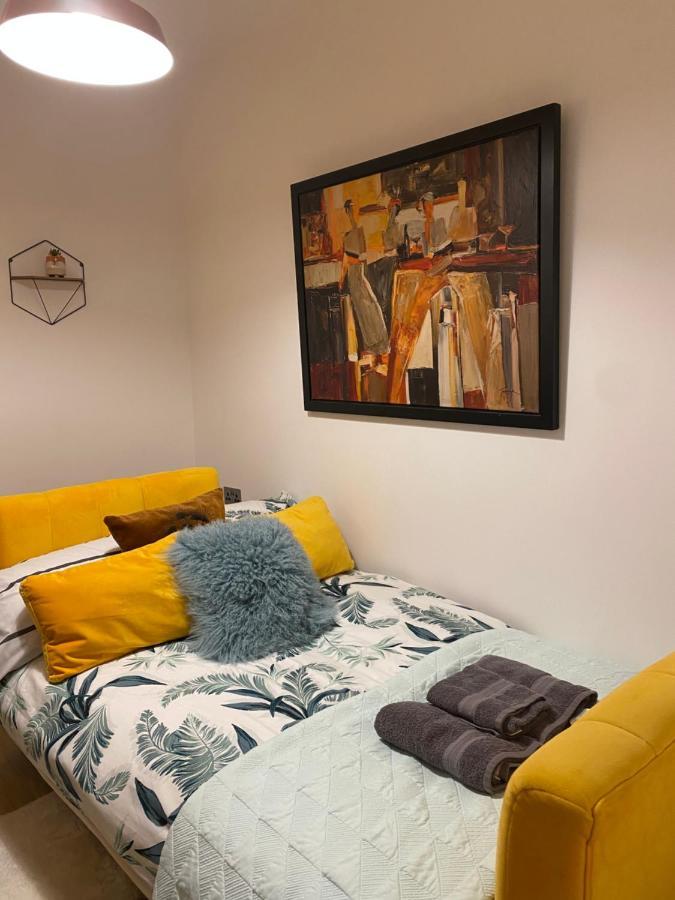 Apartamento Lovely 3 Bed With Jacuzzi, Close To Airport, Driveway, Wifi Edimburgo Exterior foto